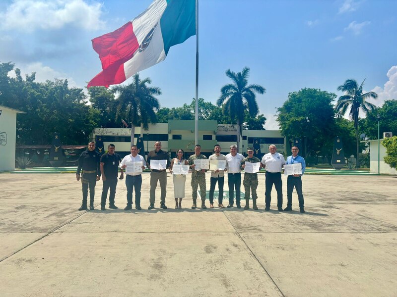 Funcionarios del Consejo Estatal de Seguridad Pública entregan convenios de prevención a representantes municipales de Jalisco.