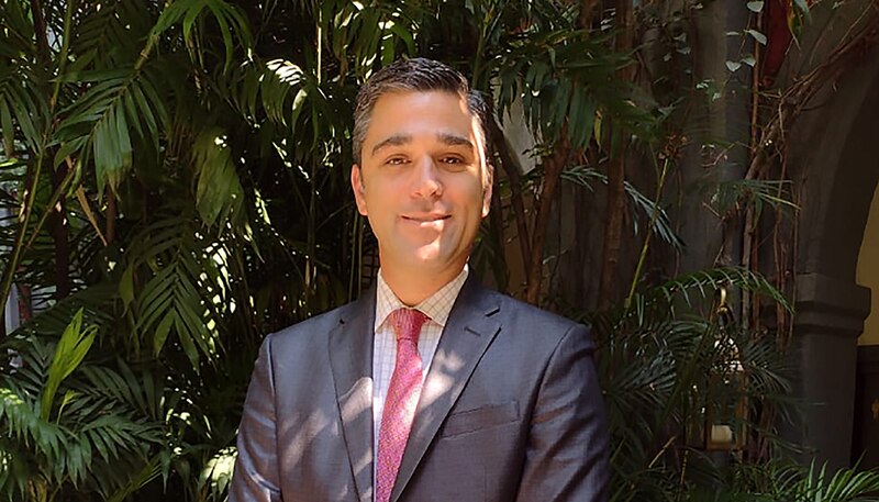 El Dr. Juan Pérez, un médico cirujano plástico certificado por la junta, es el fundador y director de la Clínica de Cirugía Plástica Pérez.