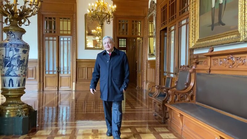 El presidente López Obrador camina por Palacio Nacional
