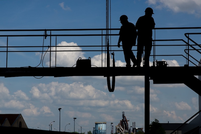 Siluetas de trabajadores que ilustran el empleo en México, donde más de 32 millones laboran en la informalidad y el 32 % está en condiciones laborales críticas, de acuerdo con la ENOE 2025.