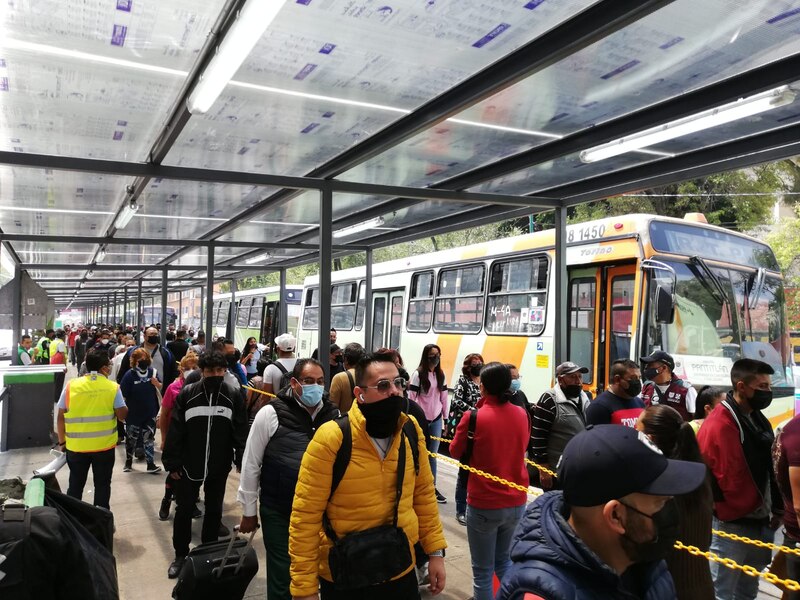 Autobús lleno de gente