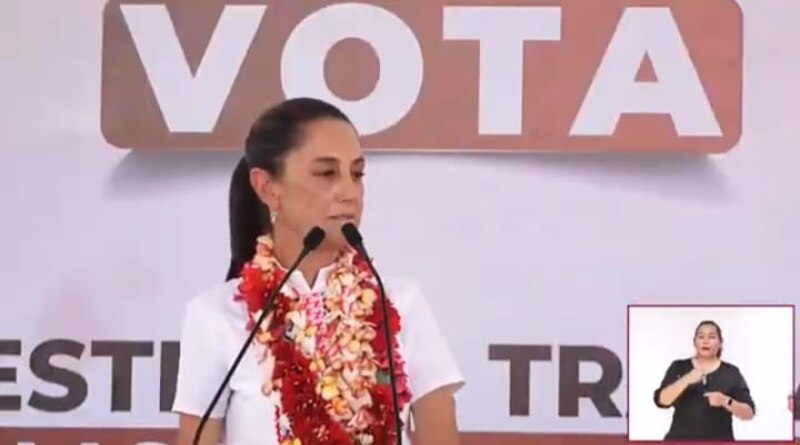 Candidata a la presidencia da un discurso en un mitin político.