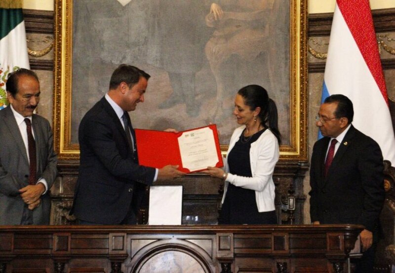 Entrega de reconocimiento a la Dra. María Elena Álvarez-Buylla Roces