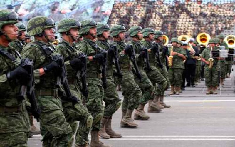 Soldados mexicanos marchan en un desfile militar.