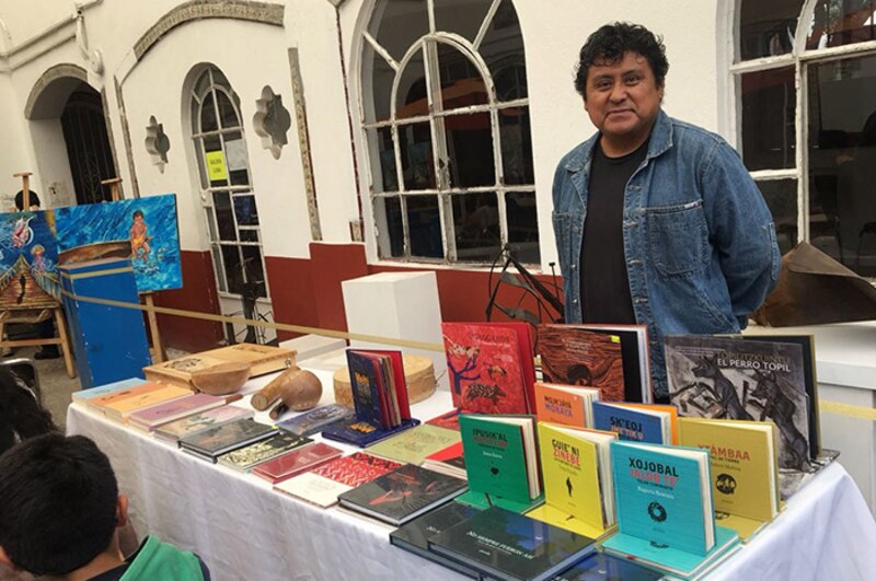 El artista plástico mixteco mixteco Sabino Guisu.