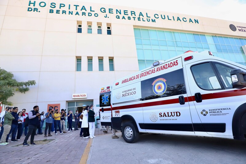 Ambulancias estacionadas frente al Hospital General de Culiacán durante el operativo de traslado de pacientes