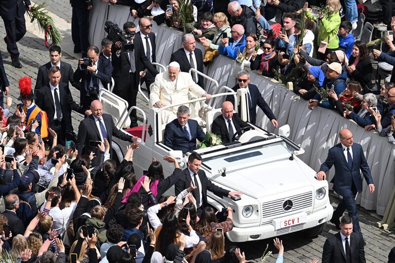 El Papa Francisco saluda a la multitud en la Plaza de San Pedro