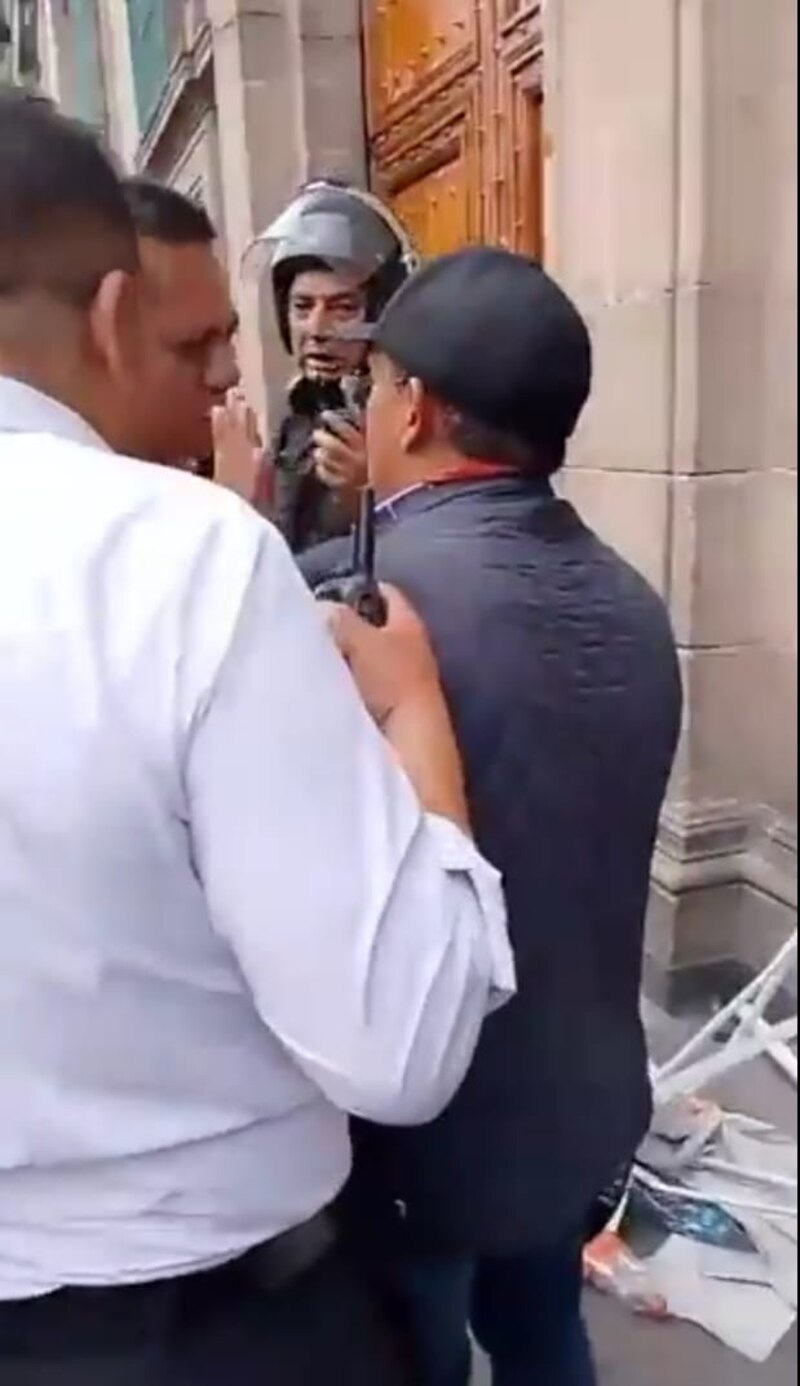 Policías detienen a un hombre en la calle