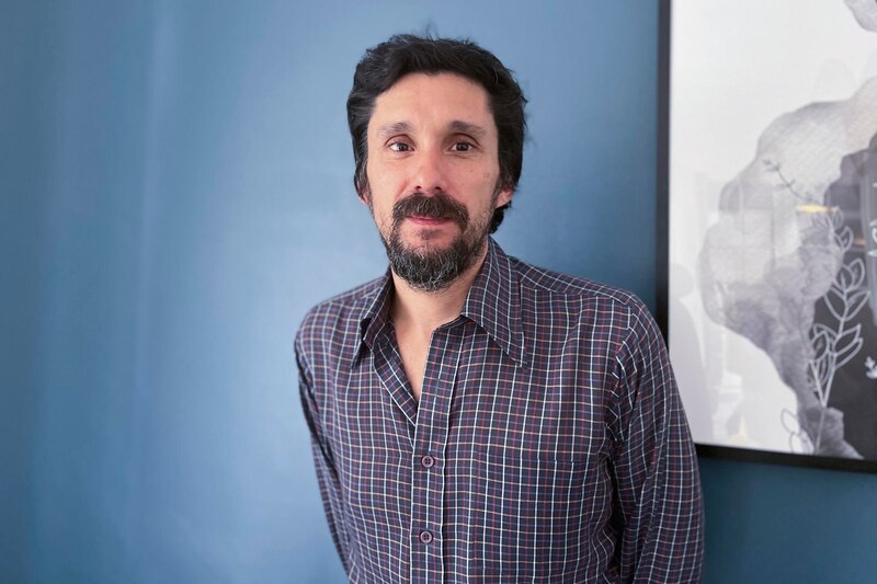 Retrato de un hombre barbudo con camisa a cuadros