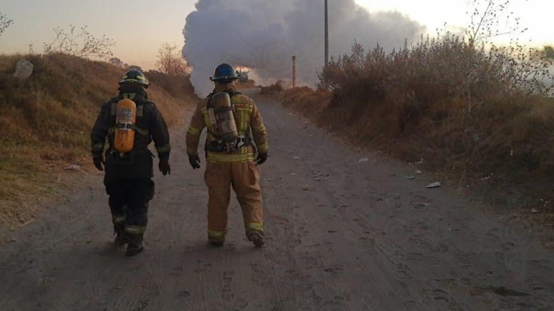 Bomberos combaten incendio en campo abierto