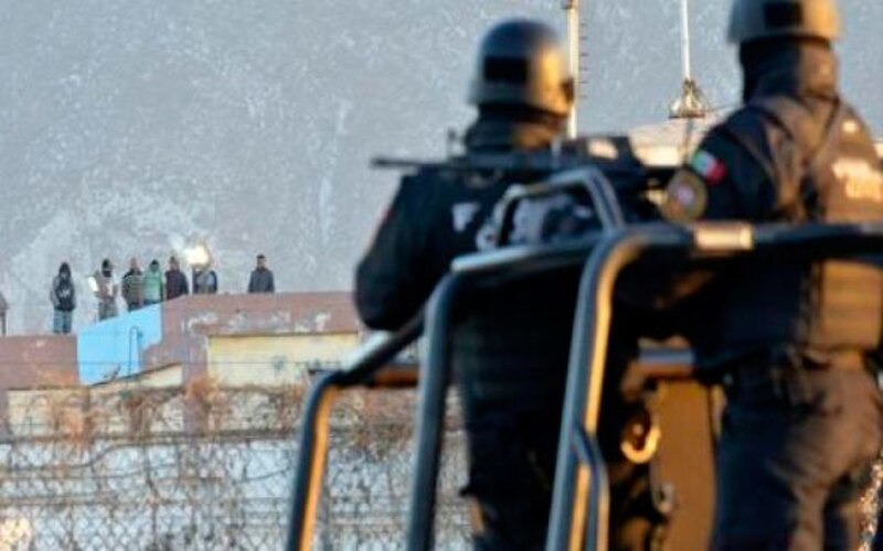 Enfrentamiento entre reclusos y policías en una cárcel de México