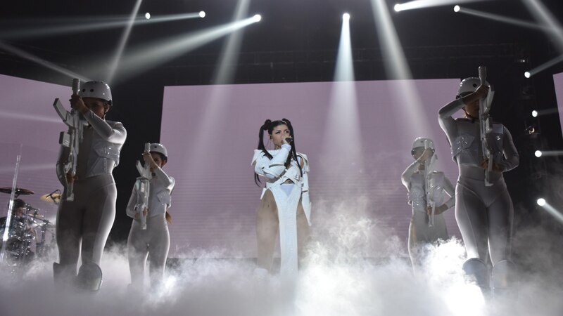 Rosalía cantando en concierto