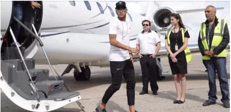 El futbolista Cristiano Ronaldo llega a Manchester en su jet privado