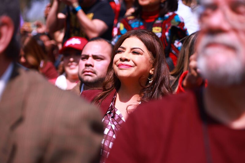 La alcaldesa de Los Ángeles, Karen Bass, sonríe ante la multitud durante un evento público.