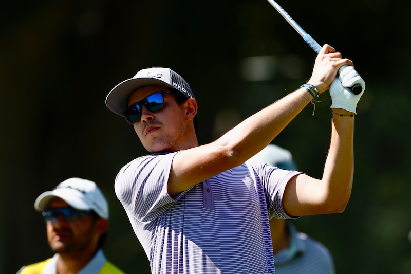 Golfista masculino joven jugando un torneo