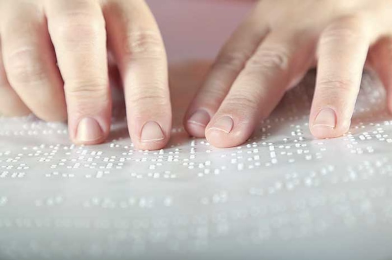 Manos leyendo braille