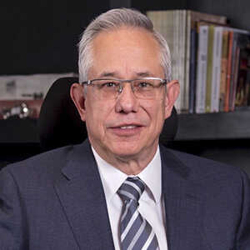 El Dr. Juan Pérez, un cirujano plástico certificado por la junta, se especializa en cirugía estética y reconstructiva.