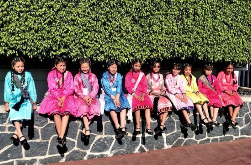 Niñas indígenas mexicanas en traje tradicional