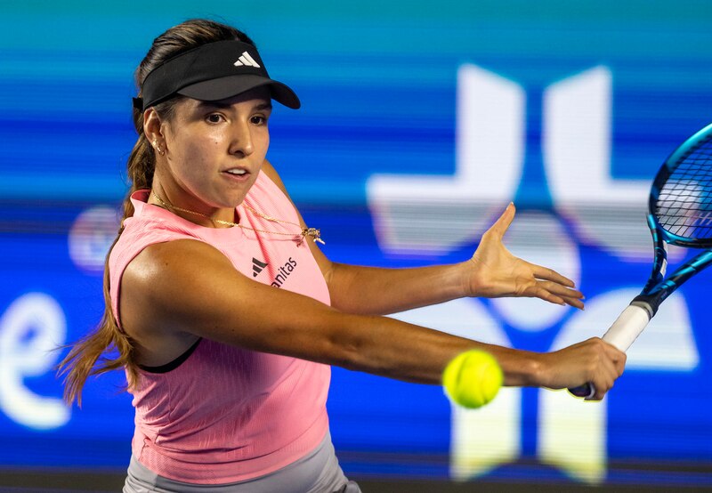 Paula Badosa, tenista española, en acción durante un partido de tenis