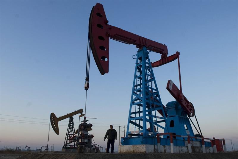 El bombeo de petróleo en declive