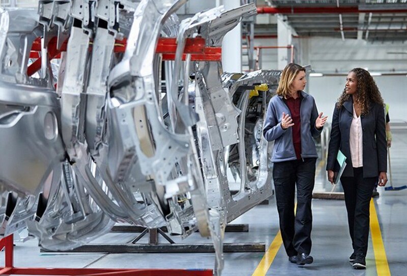 Mujeres en la industria automotriz