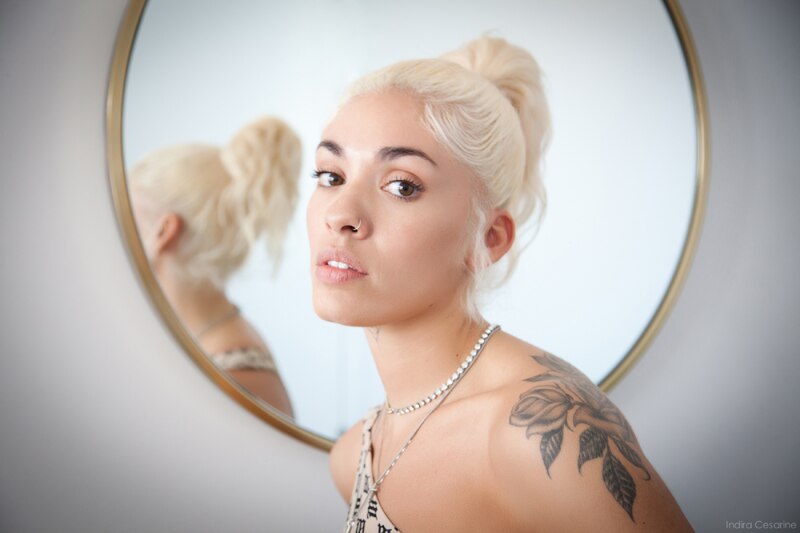 La cantante Rosalía se refleja en un espejo