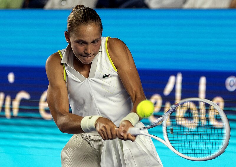 La tenista española Paula Badosa en acción durante un partido de tenis