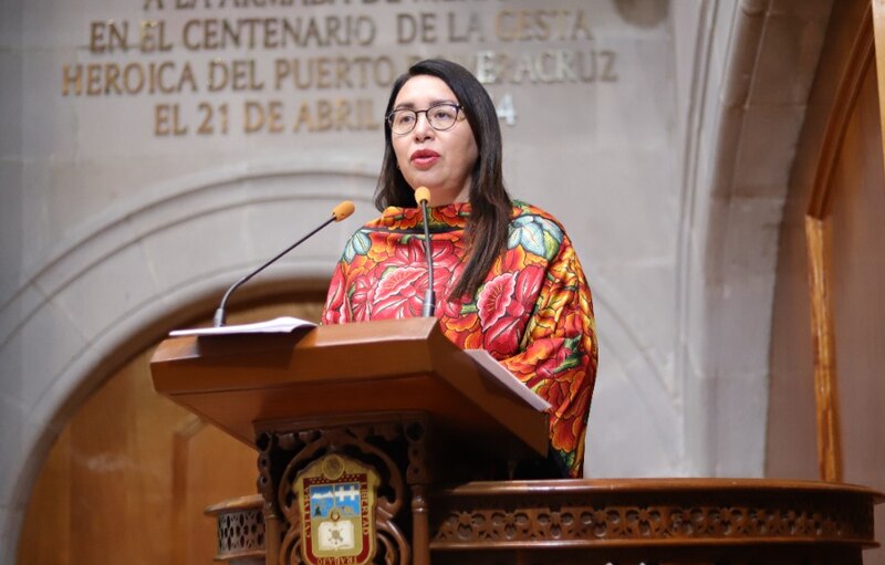 Diputada mexicana da un discurso en el centenario de la gesta heroica del puerto de Veracruz