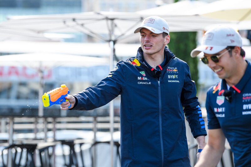 Max Verstappen celebra con una pistola de agua