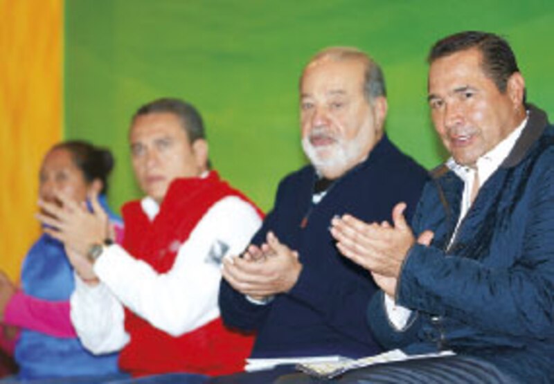Políticos aplaudiendo