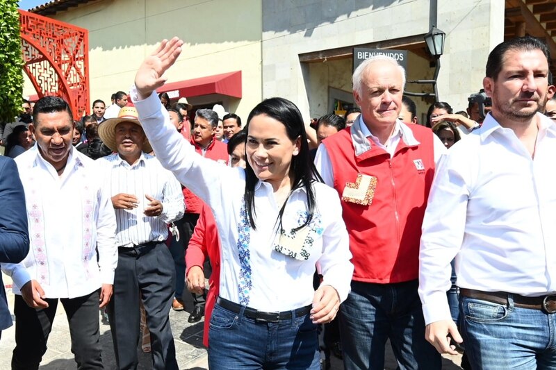 La candidata presidencial Xóchitl Gálvez saluda a sus simpatizantes durante un mitin en la Ciudad de México.