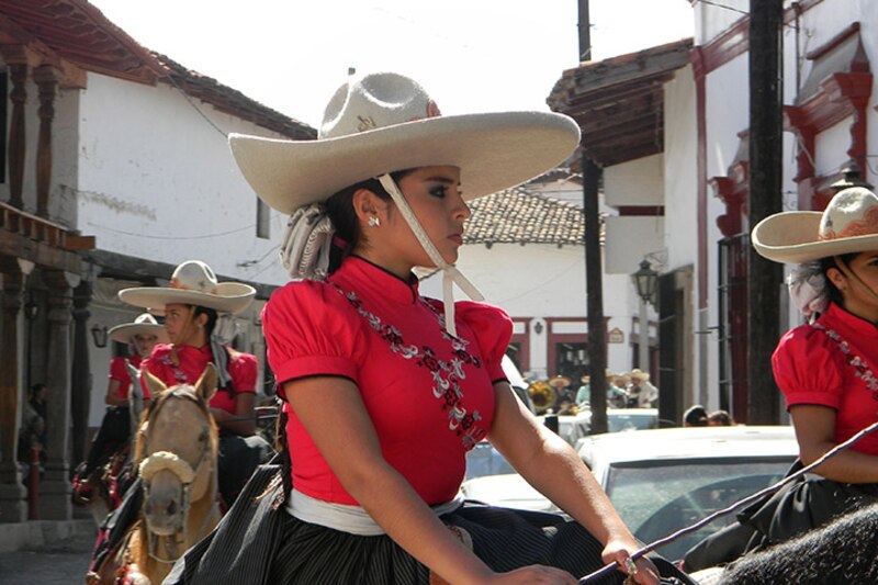 Mujeres a caballo en traje tradicional mexicano