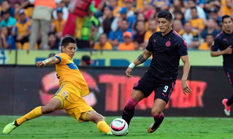 Jugadores de fútbol disputando un balón