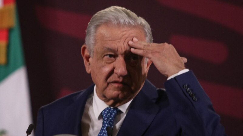 El presidente López Obrador se muestra preocupado durante una conferencia de prensa.