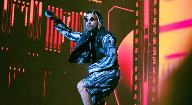 Bad Bunny canta en concierto