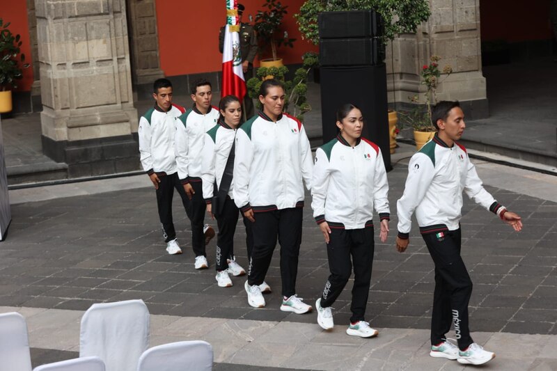 Atletas mexicanos desfilan en la ceremonia de inauguración de los Juegos Olímpicos de Tokio 2020