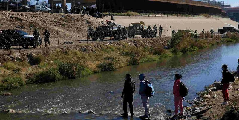 Migrantes cruzan el río Bravo hacia Estados Unidos