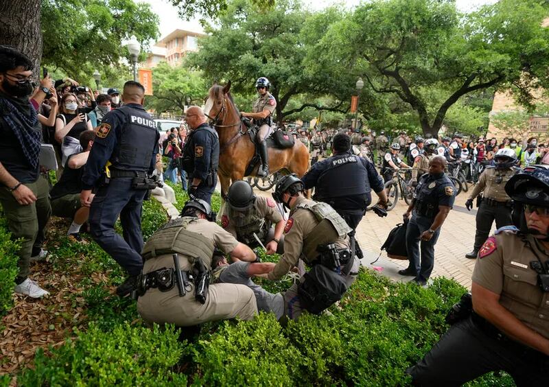 La policía detiene a un manifestante durante una protesta