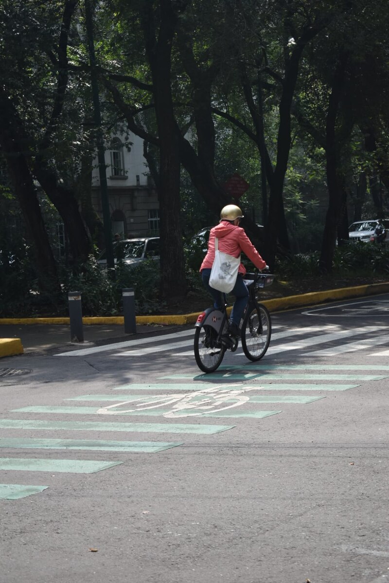 Mujer en bicicleta en la ciudad