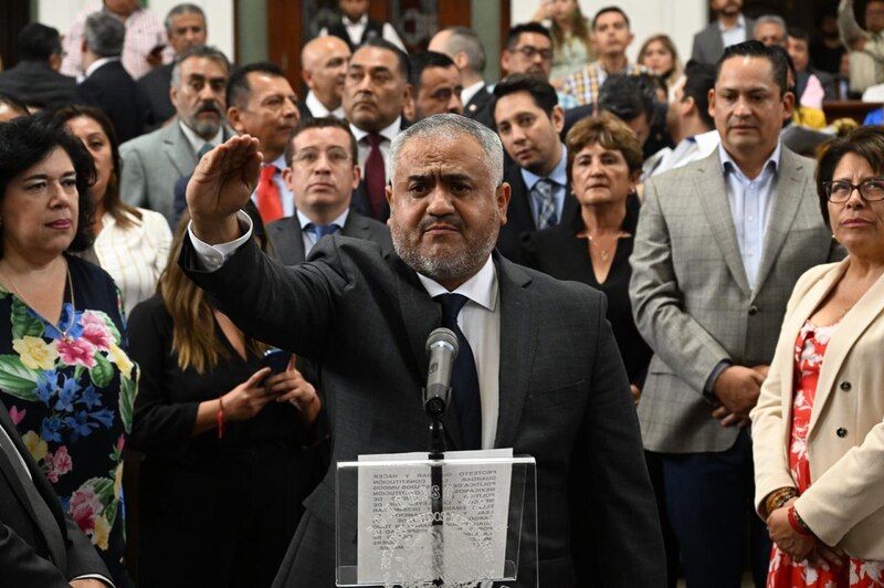 El diputado federal electo por Morena, Porfirio Muñoz Ledo, rinde protesta ante el pleno de la Cámara de Diputados.