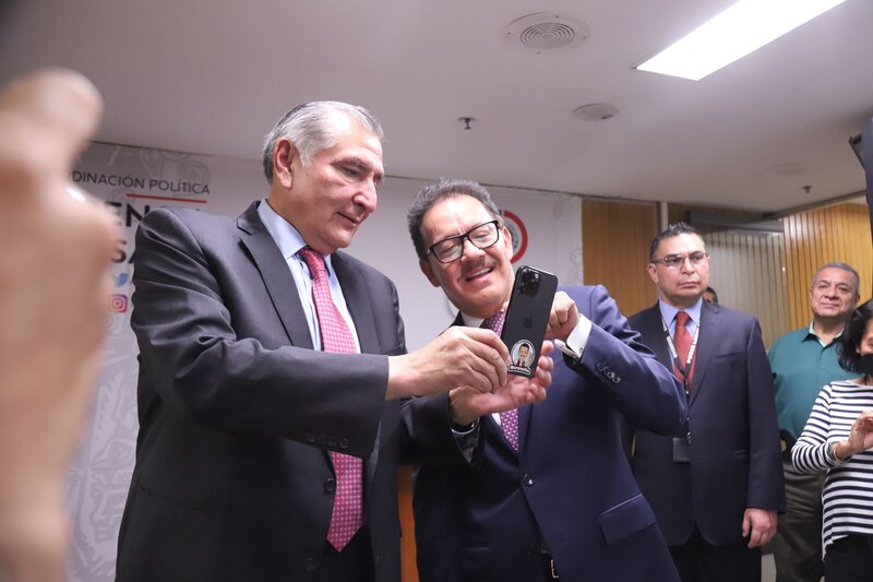El presidente electo de Colombia, Gustavo Petro, muestra su teléfono celular con una foto de él mismo