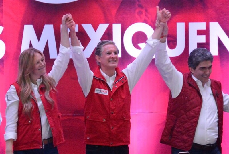 Enrique Peña Nieto, junto a su esposa Angélica Rivera y el político Luis Videgaray, celebra su victoria en las elecciones presidenciales de 2012.