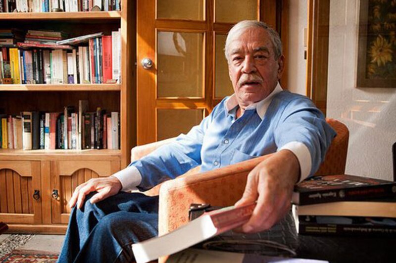 El escritor colombiano Gabriel García Márquez en su biblioteca