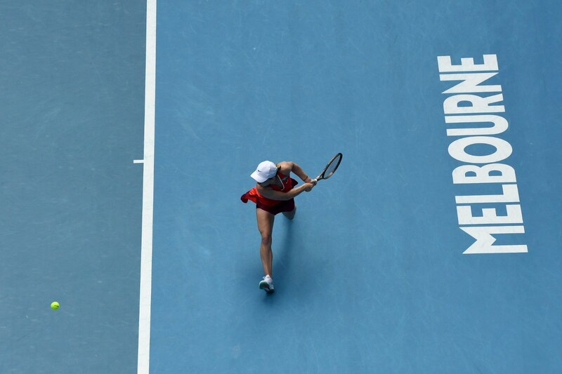 Jugadora de tenis en acción