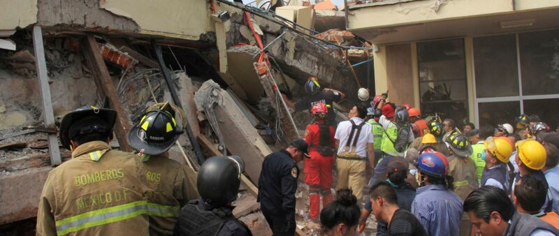 Rescatistas buscan sobrevivientes entre los escombros de un edificio derrumbado