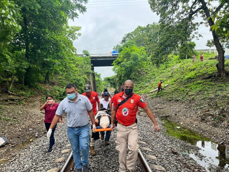 Rescate de un herido en las vías del tren