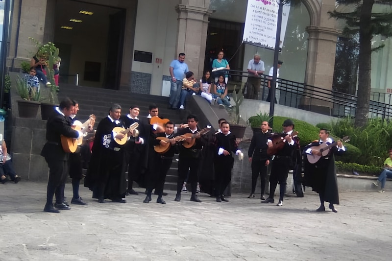 Estudiantinas se presentan en distintos puntos de San Ángel durante la festividad de la Feria de las Flores
