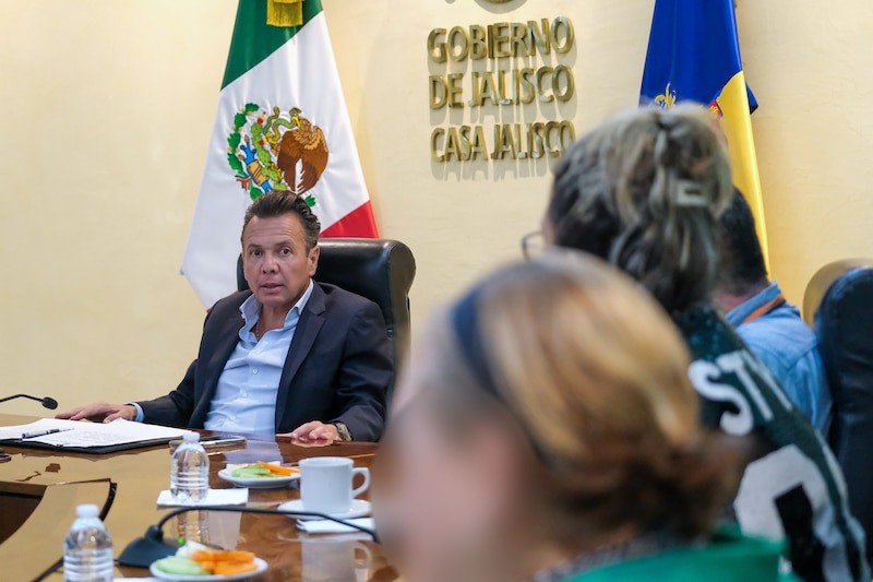 Pablo Lemus Navarro reunido con líderes de colectivos de búsqueda en Jalisco.