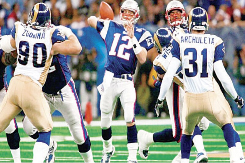 Tom Brady lanza un pase durante el Super Bowl XXXVI