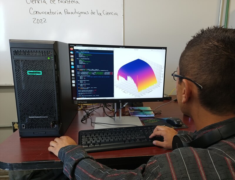 Un científico trabaja en una computadora para desarrollar un modelo computacional.